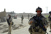 アフガニスタン国内でパトロールを行うカナダ陸軍兵士。C7A2を装備している。