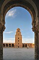 Vue du minaret depuis l'arcade centrale du portique sud de la cour. Faisant face à ce dernier, il occupe le portique nord.