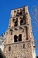 Preĝejturo Moustiers-Sainte-Marie el travertino.