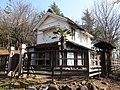 地域の教会のロケーション撮影が行われた、韮崎市民俗資料館の旧小野家蔵屋敷「韮崎宿豪商の蔵座敷」[17]。 2014年4月9日撮影。
