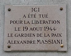 Plaque sur le côté latéral gauche du Panthéon, en mémoire d'Alexandre Massiani, mort pour la Libération de Paris.