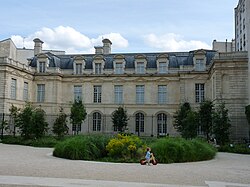 Jardin Anne-Frank, dengan latar belakang Musée d'Art et d'Histoire du Judaïsme