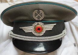 在兩德統一前將東德國徽改成西德帽章的東德大盤帽