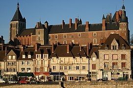 A la izquierda, detrás del castillo de Gien, la Iglesia Sainte-Jeanne d'Arc