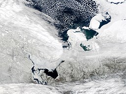 Satellitbild av ett delvis istäckt Vita havet den 23 april 2001. (NASA)