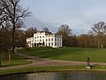 Arnhem, la villa (huize Sonsbeek) con dos esculturas al primer plano