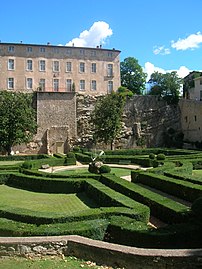 Lo jardin amb lo castèu en fons.