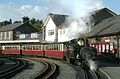 Earl of Merioneth mit einem Personenzug in Porthmadog (2007)