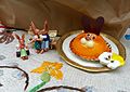 复活节兔子甜点和兔子木偶