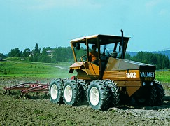 Six-wheeled Valmet 1502 tractor, with a bogie axle at the rear