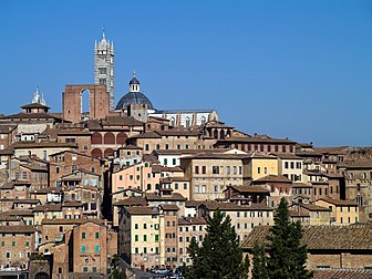 Sienne, vue de la Basilique San Clemente in Santa Maria dei Servi. Au sommet de la colline, la cathédrale de Sienne (Santa Maria Assunta ou Duomo di Siena) et le Facciatone. (définition réelle 3 648 × 2 736)