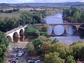 Le confluent de la Vézère (venant de la gauche) et de la Dordogne (venant d'en face).