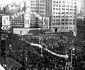 阿根廷大量人群聚集於懸掛有裴隆夫婦肖像的建築物下，齊聲擁護伊娃·裴隆競選副總統
