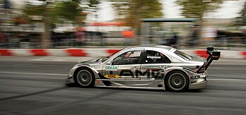 Mika Häkkinen conduisant une voiture de course Mercedes-Benz en DTM pendant le Stars and Cars à Stuttgart en Allemagne. (définition réelle 2 100 × 982*)