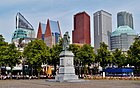 De skyline van Den Haag met verschillende postmoderne wolkenkrabbers.