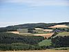 Blick aus Richtung Obertiefenbach über das Hasenbachtal ostnordostwärts zur Weißler Höhe (hinten); rechts am Ringmauerhang der Obertiefenbacher Weiler Spriestersbach