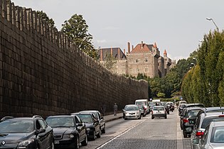 Murallas de Guimarães, con el Palacio de los Duques de Braganza al fondo.