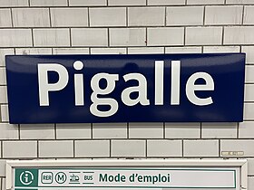 Plaque émaillée indiquant le nom de la station.