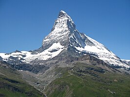 De Matterhorn. Het dodelijk ongeval vond plaats op de zonnige sneeuwhellingen rechtsboven op de berg.