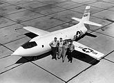 A partir da esquerda: Edwin R. Edwards, Bud Rogers, Richard E. Payne e Henry "Kenny" Gaskins ao lado de um X-1-2 em 1949.