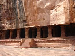 Badami, grotte III. Les grottes exposées face au Nord ; sanctuaire axé Nord-Sud, à l'intérieur de la grotte. Grès.