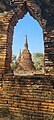 Fenêtre en arc brisé trilobé (sans doute de la bibliothèque) et deux stupas de style cingalais