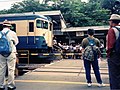 Train à l'arrêt à Kita-Kamakura Station, vue du passage à niveau.