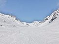 Vue vers l'amont depuis la piste de ski descendant du glacier dominée par la pointe de Thorens.