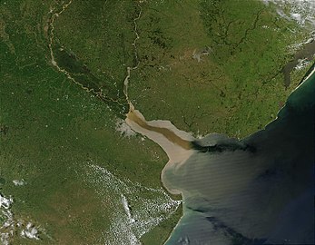 Imaj satelit Rio de la Plata, estyè ki fòme bouchi Rio Paraná ak Rio Irigwe (Ajantin ak Irigwe).