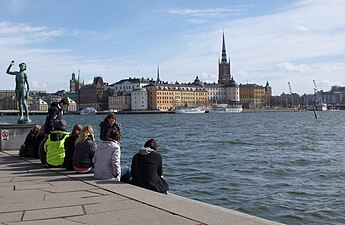 Stadshusterrassen och utsikten över Riddarfjärden vid Stockholms stadshus är sig fortfarande lik efter över 70 år. Gunnar Lundhs foto med rykande ångfartyg är från 1938. Bilden till höger togs den 31 mars 2009 med turister som njöt av första vårvärmen. I bakgrunden syns Riddarholmen och Riddarholmskyrkans genombrutna torn.