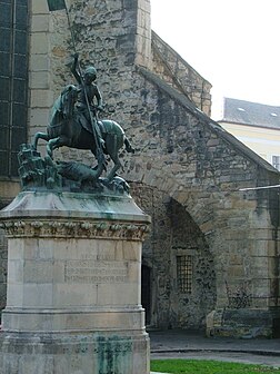 Statue de saint Georges terrassant le dragon, face à l’église réformée roumaine de Cluj-Napoca. (définition réelle 720 × 960*)