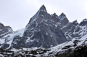 Vue du versant Nord-Ouest de l'aiguille de Blaitière avec, à sa droite, les Ciseaux et le Fou.