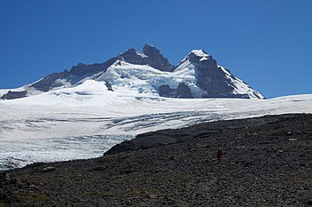 Le Tronador, volcan situé à la frontière chilienne, est le plus haut sommet du parc avec ses 3 491 mètres de hauteur.