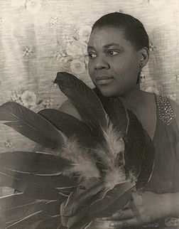 La chanteuse américaine Bessie Smith, photographiée en 1936 par Carl van Vechten. (définition réelle 4 338 × 5 546)