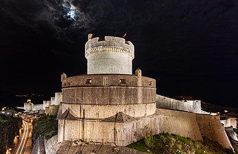 Vue nocturne de l'extrémité nord de la forteresse de Dubrovnik, sur la côte dalmate. (définition réelle 5 225 × 3 385)