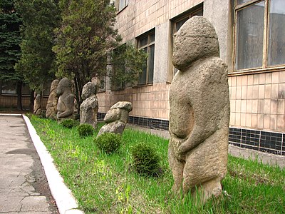 Perto do museu de história local em Donetsk