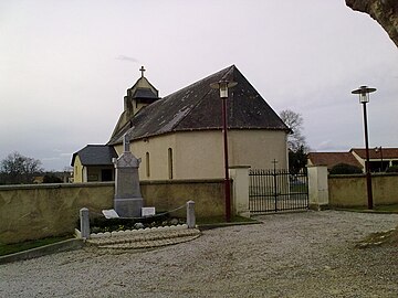 Église de l'Assomption-de-la-Bienheureuse-Vierge-Marie et le monument aux morts d'Higuères.