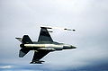 Un F-16C lancia un AIM-9