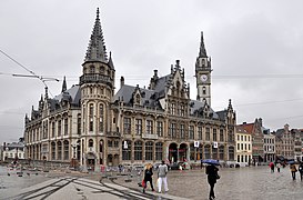 L'hôtel des postes du côté de la place du Marché aux Grains.