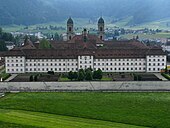 façade d’un très grand monastère