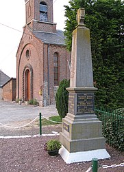 The church and war memorial in Montagne-Fayel