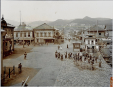 すでにビヤホールが有り、駅方向の両側にたくさんの店舗や屋台が出ている（1909年）