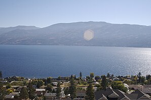 Okanagan Lake mit Peachland im Vordergrund