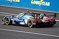 Photo de l'arrière d'une voiture de course bleue et noire sur le circuit du Mans.