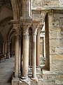 Colonne d'angle du cloître.