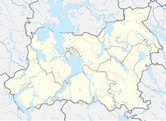 Mapa konturowa powiatu giżyckiego, blisko centrum na lewo znajduje się owalna plamka nieco zaostrzona i wystająca na lewo w swoim dolnym rogu z opisem „Kisajno”