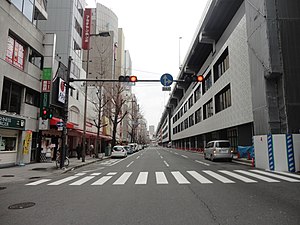 日本大阪府大阪市中央區本町站附近的懸臂桿式號誌。