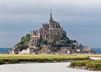 Le mont Saint-Michel (Basse-Normandie) en été, vu du Couesnon (définition réelle 2 811 × 1 993)