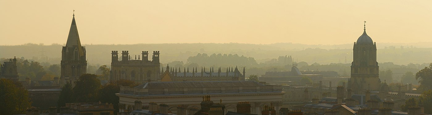 Uitzicht over Oxford. Links de kathedraal van Oxford en rechts de Tom Tower van Christ Church