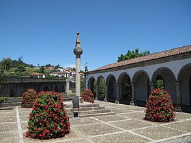 Le piloris de Ponte da Barca devant l'ancienne halle.